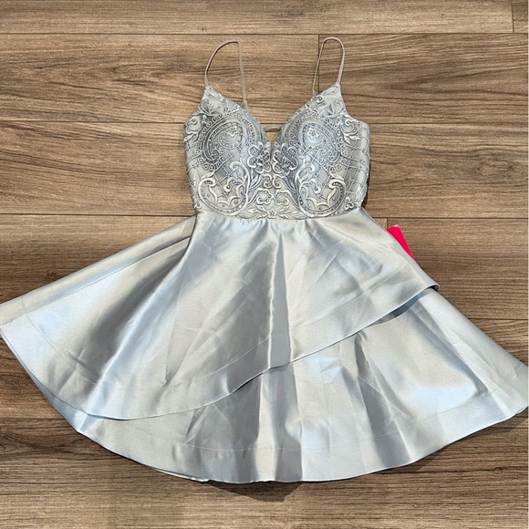 NWT! Bee Darling Silver Metallic Beaded and Embroidered Cocktail Dress Size 5/6 - Picture 3 of 12